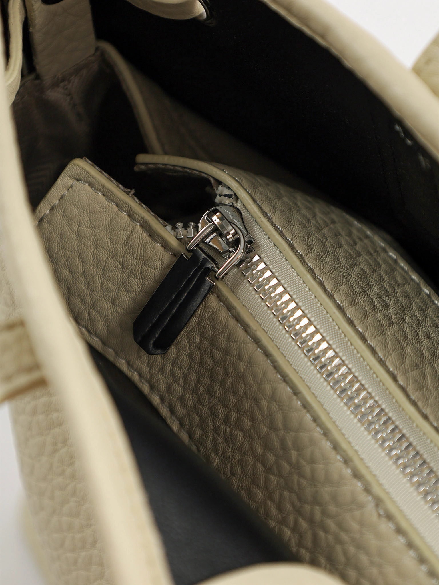 Сумка-тоут со стяжками по бокам и декоративным платком в ассортименте